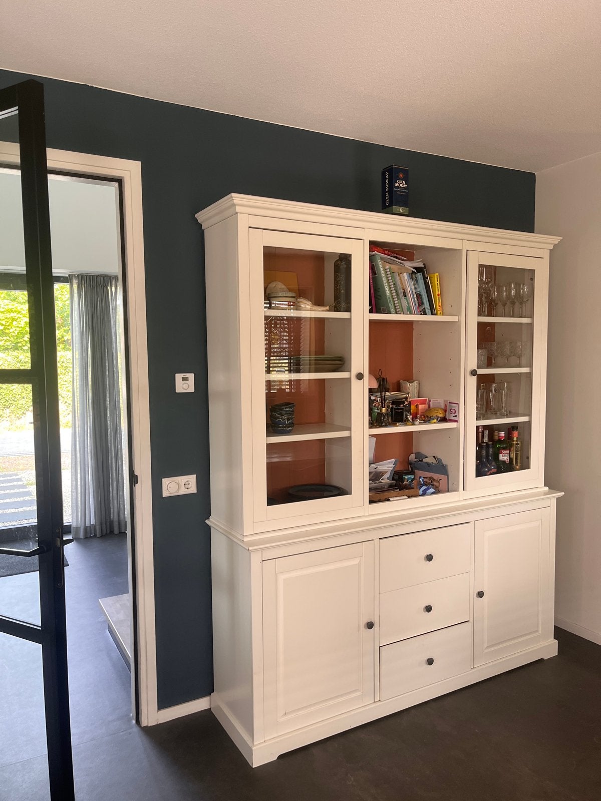 Foto 2 van Buffetkast wit, 180 cm breed, met vitrine en opbergruimte