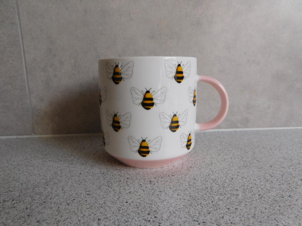 Mok 9x8 cm. 280 ml. New Bone China Bijen Hema, Ophalen of Verzenden, Zo goed als nieuw, Overige stijlen, Kop(pen) en/of Schotel(s)