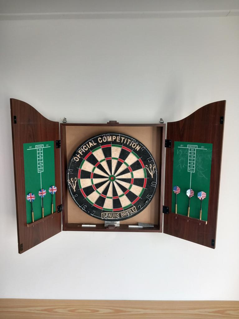 Dartbord in houten kast met pijlen - Kings Head Pub, Ophalen of Verzenden, Dartbord
