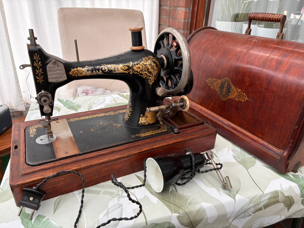 Antieke Singer Naaimachine met Houten Kap en Lamp, Antiek en Kunst, Ophalen