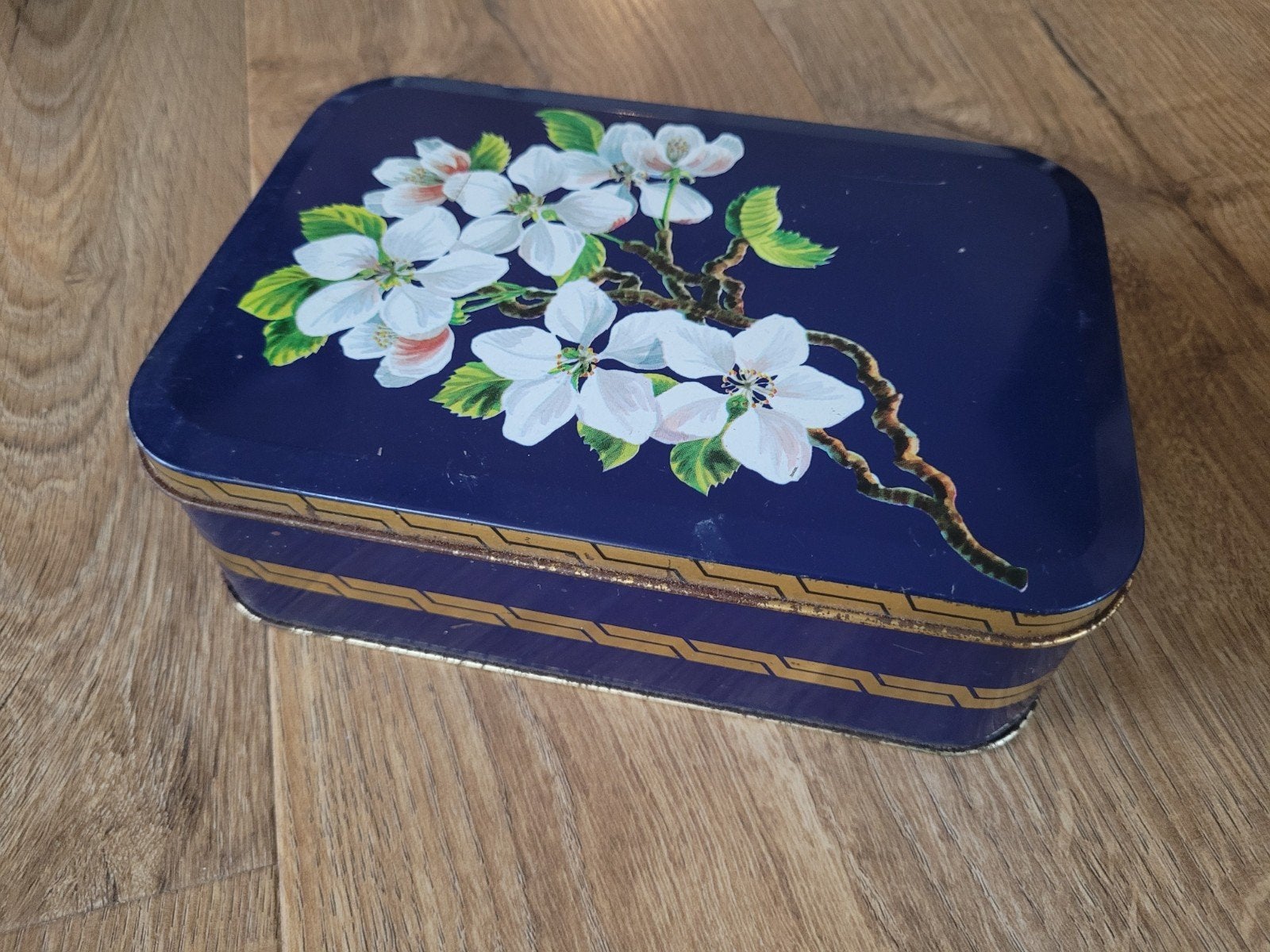 Vintage Riley's toffee blik donkerblauw met witte bloesem, Verzamelen, Ophalen of Verzenden, Gebruikt, Overige, Overige merken