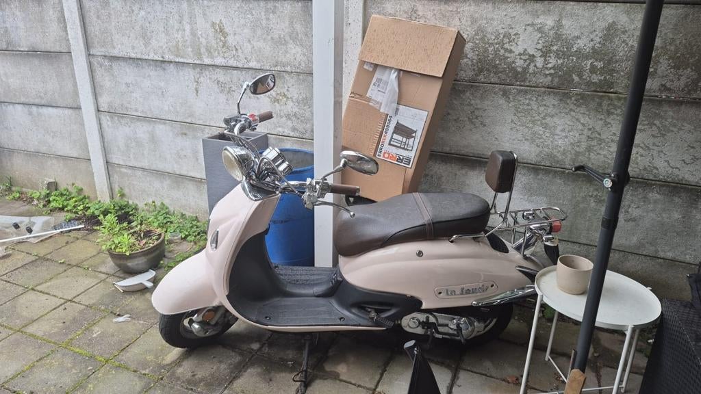 Mooie beige scooter, gebruikt maar in goede staat, Fietsen en Brommers, Snorfietsen en Snorscooters, Ophalen, Gebruikt, Benzine