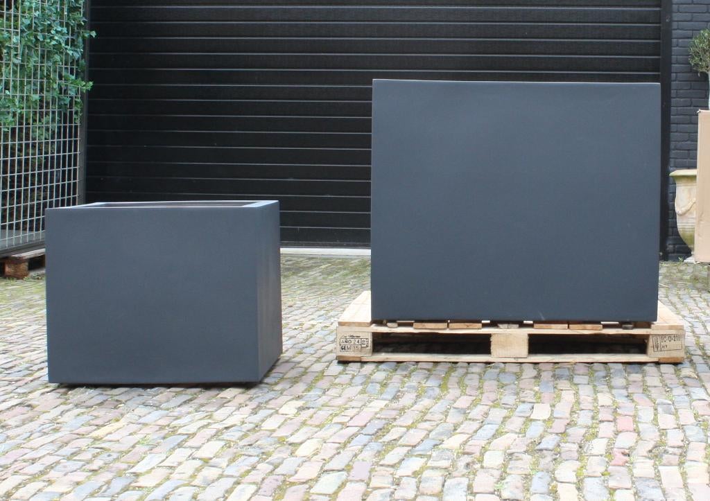 Grote vierkante bloembakken Fiberstone antraciet terras