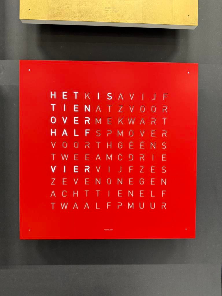 Nieuw Qlocktwo Earth Red Pepper Woordklok Design Klok 45x45, Huis en Inrichting, Woonaccessoires | Klokken, Digitaal, Nieuw, Ophalen of Verzenden