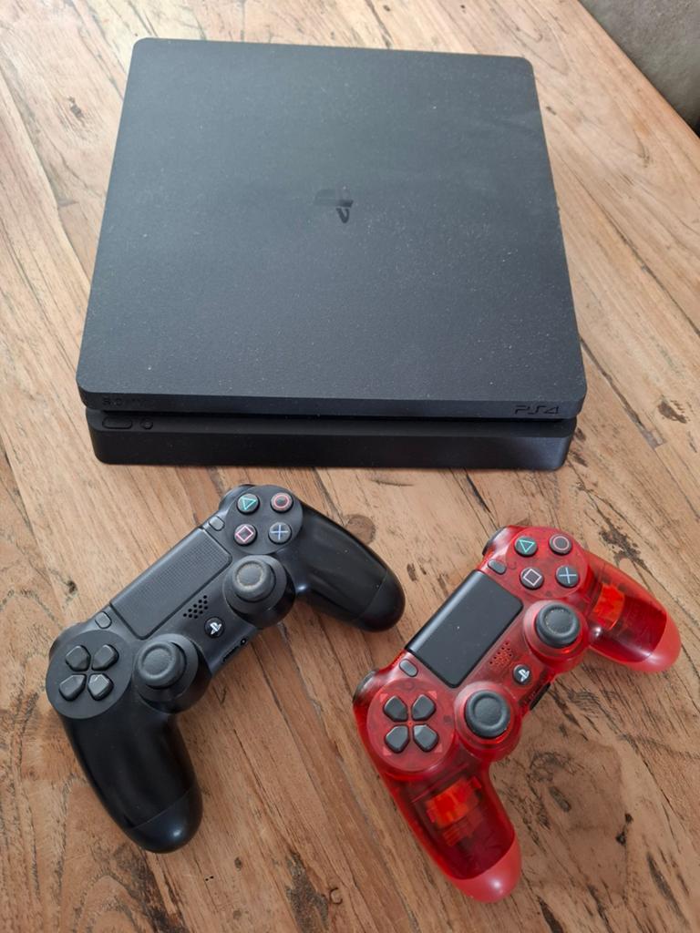 PS4 Slim 1TB inclusief 2 controllers en 4 games., Spelcomputers en Games, Spelcomputers | Sony PlayStation 4, Ophalen, Met games