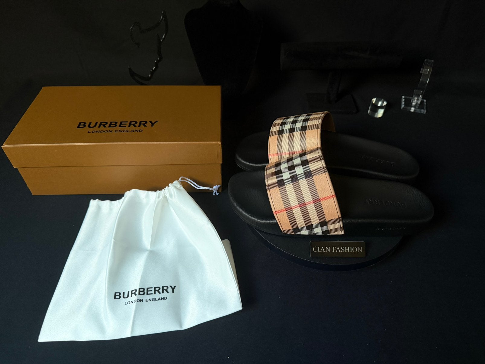 Diverse burberry slippers, Cian, Ophalen of Verzenden, Cian, Cian