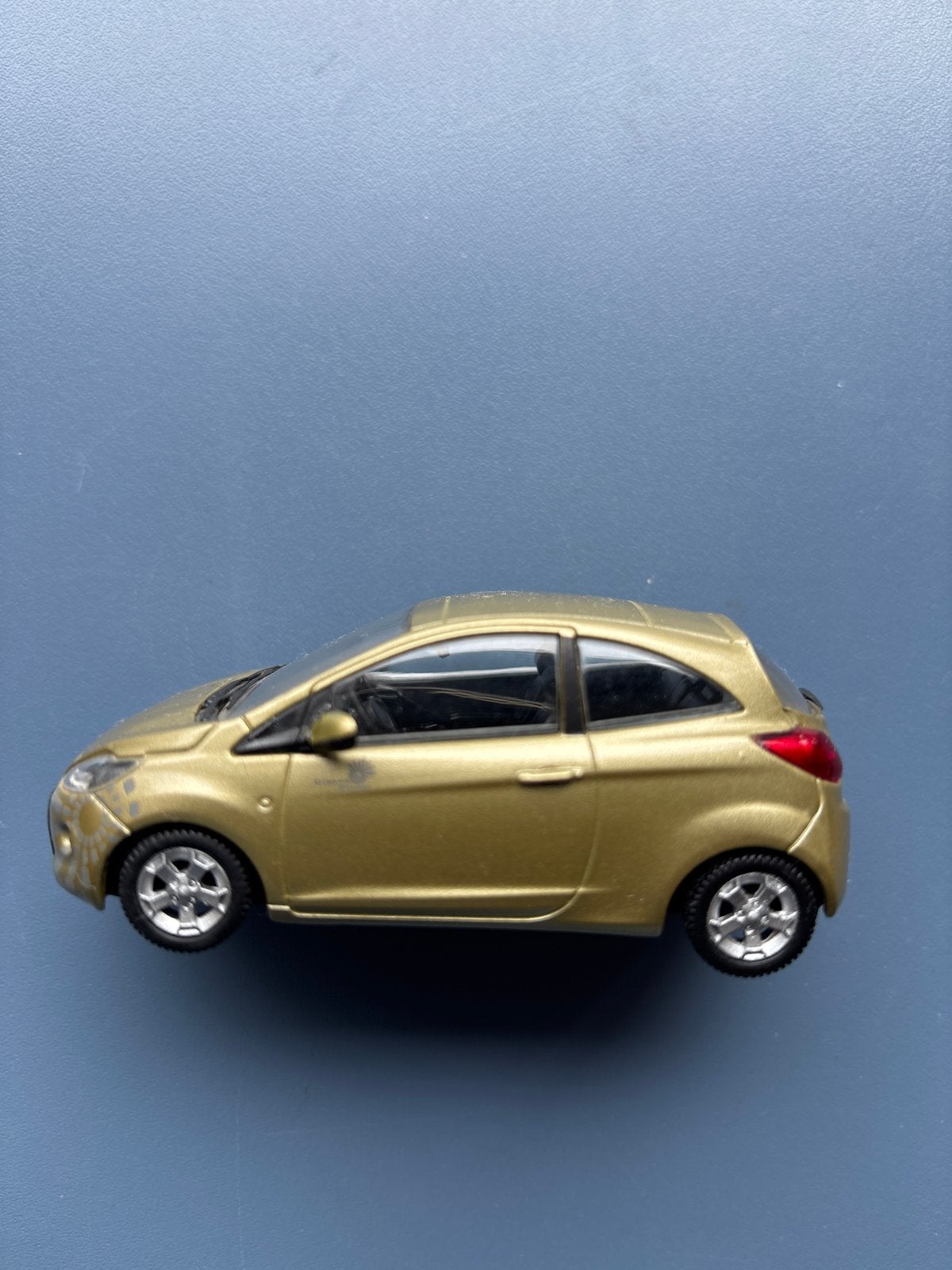 James Bond Collectie Ford Ka - Universal Hobbies 1/43, Hobby en Vrije tijd, Ophalen of Verzenden, Zo goed als nieuw, Auto, Universal Hobbies