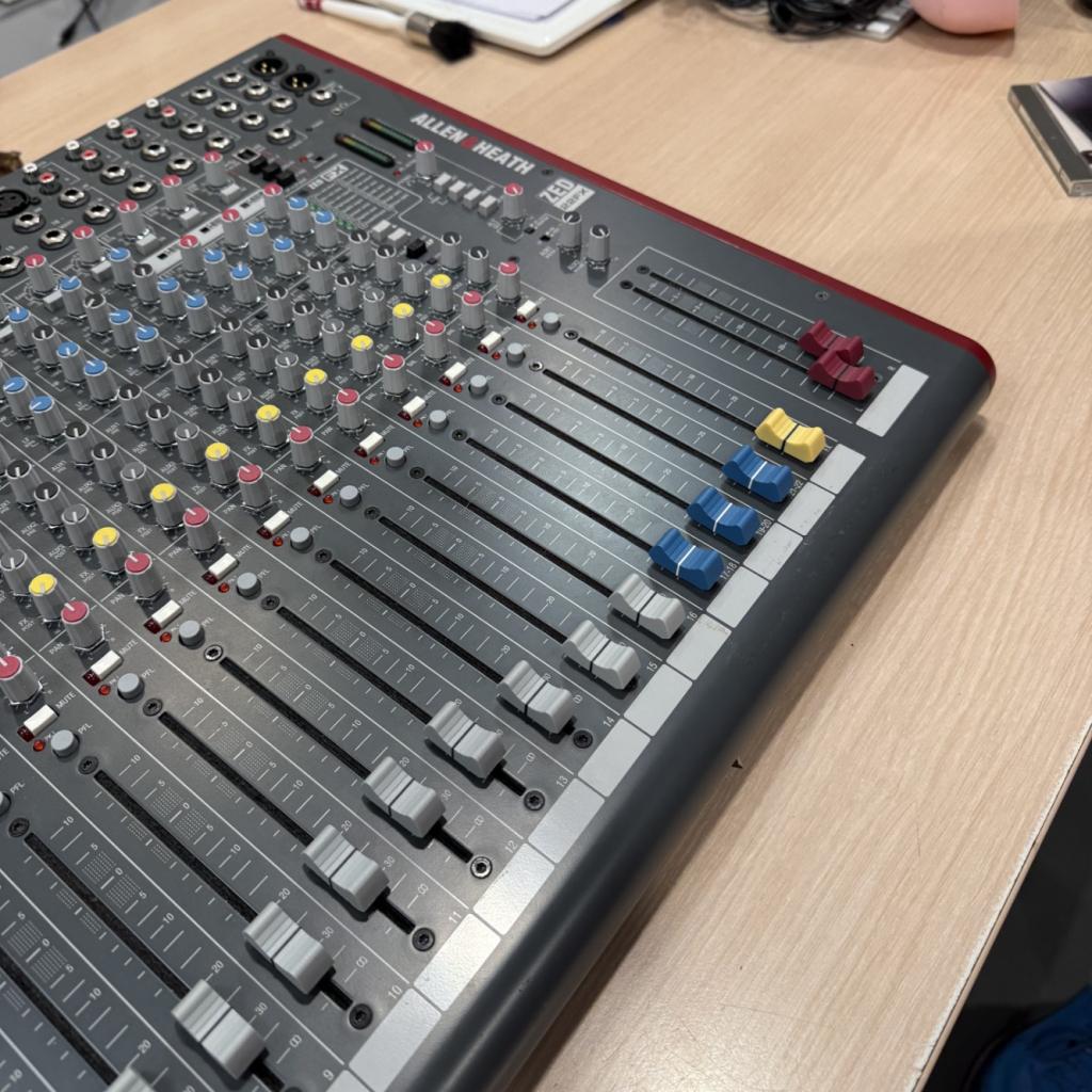 Allen & Heath ZED 22FX 22 kanaals mengpaneel met FX zeer net, Allen & Heath, Zo goed als nieuw, https://www.allen-heath.com/support/