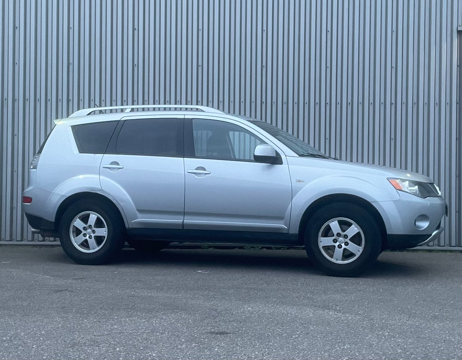 Mitsubishi Outlander 2.4 2008 - NWE APK - TECHNISCH GOED!!, Auto's, Voorwielaandrijving, Outlander, Zwart, 4 cilinders