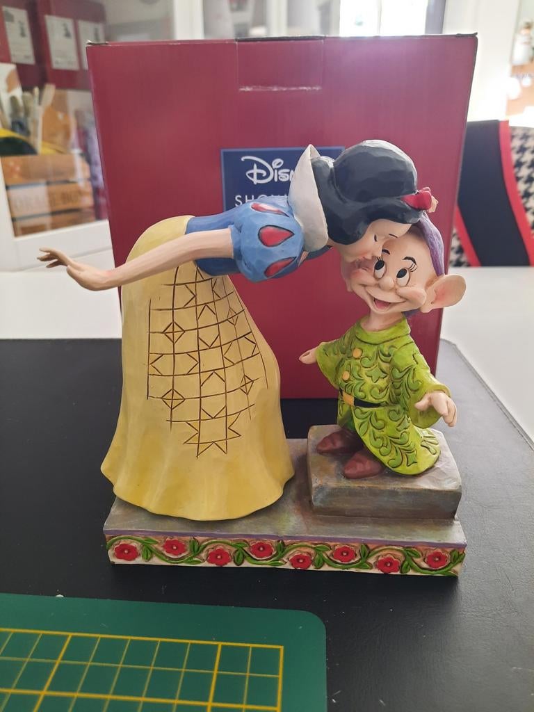 Disney traditions Sneeuwwitje en Dopey "Sweetest Farewell ", Verzamelen, Disney, Ophalen of Verzenden, Sneeuwwitje of Doornroosje