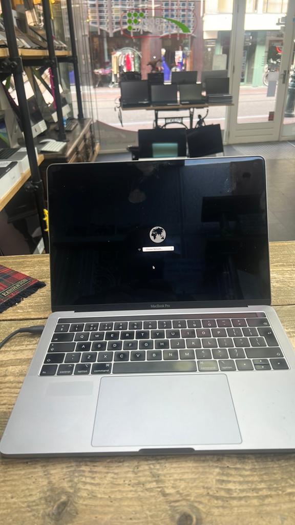 macbook 13 inch 2019 icloud, Ophalen of Verzenden, DDR4