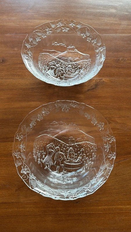 2 Folklore glazen salade schalen, Huis en Inrichting, Keuken | Servies, Zo goed als nieuw, Schaal of Schalen, Overige stijlen
