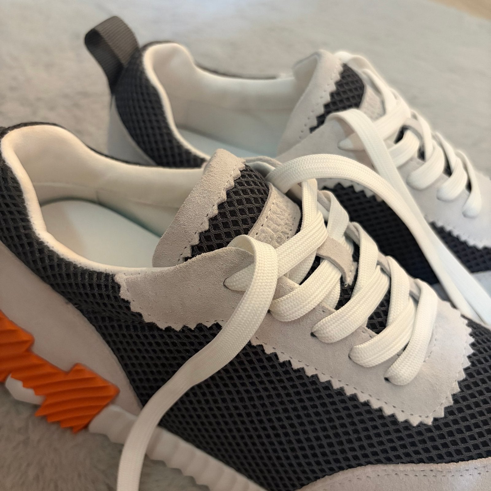 Hermes schoenen helemaal nieuw in top conditie, Nieuw, Ophalen of Verzenden, Sneakers of Gympen, Grijs
