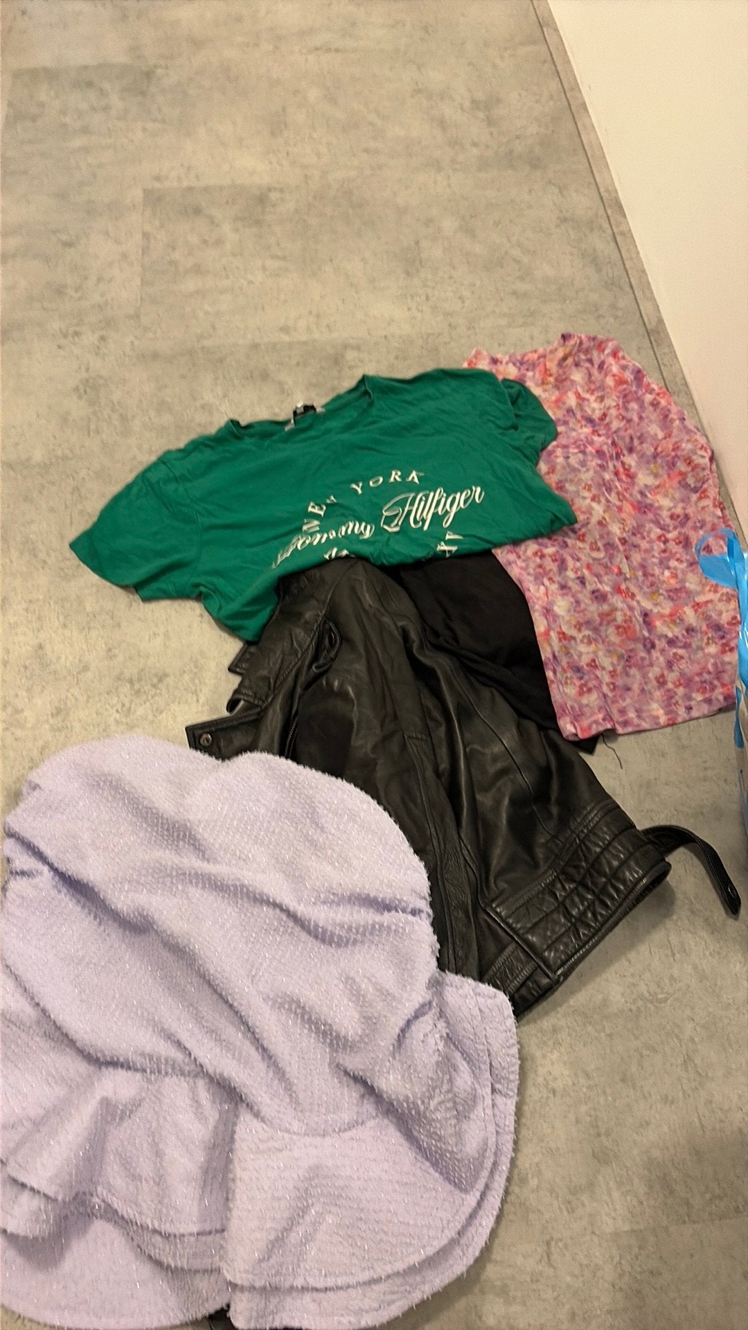 Tas 3: leer jasje en andere kleding, loavies rokje, Ophalen, Zo goed als nieuw