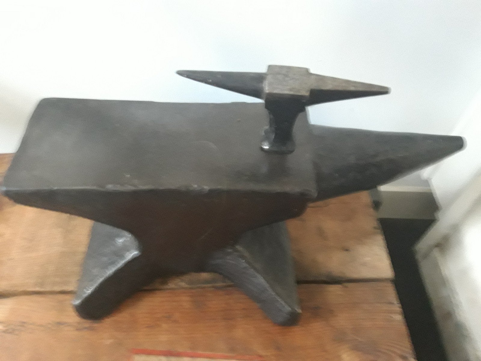 Antiek aambeeld met hulpstuk, Ophalen