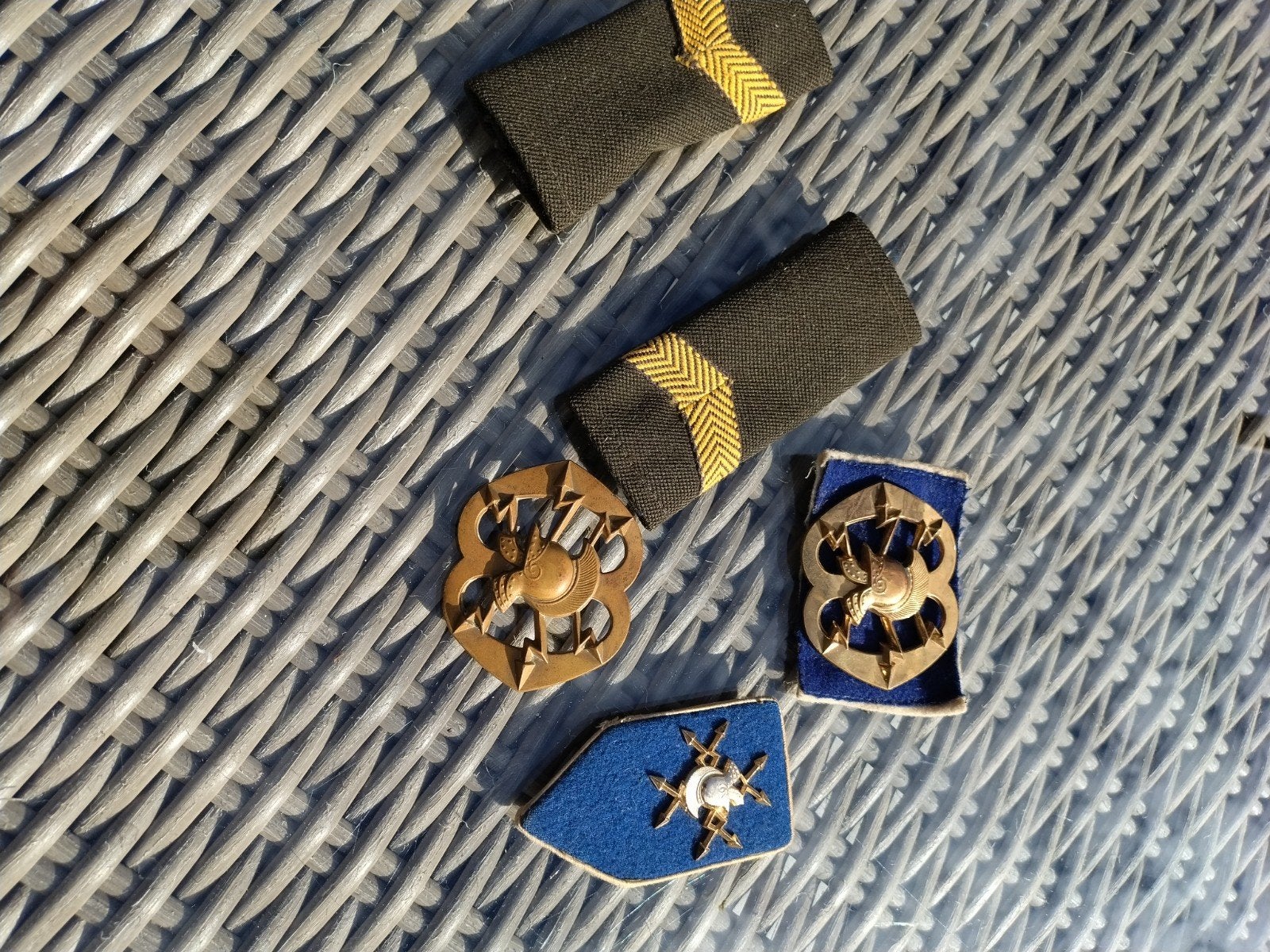 Militaire insignes en epauletten, Ophalen of Verzenden, Overige soorten, Overige gebieden, Embleem of Badge