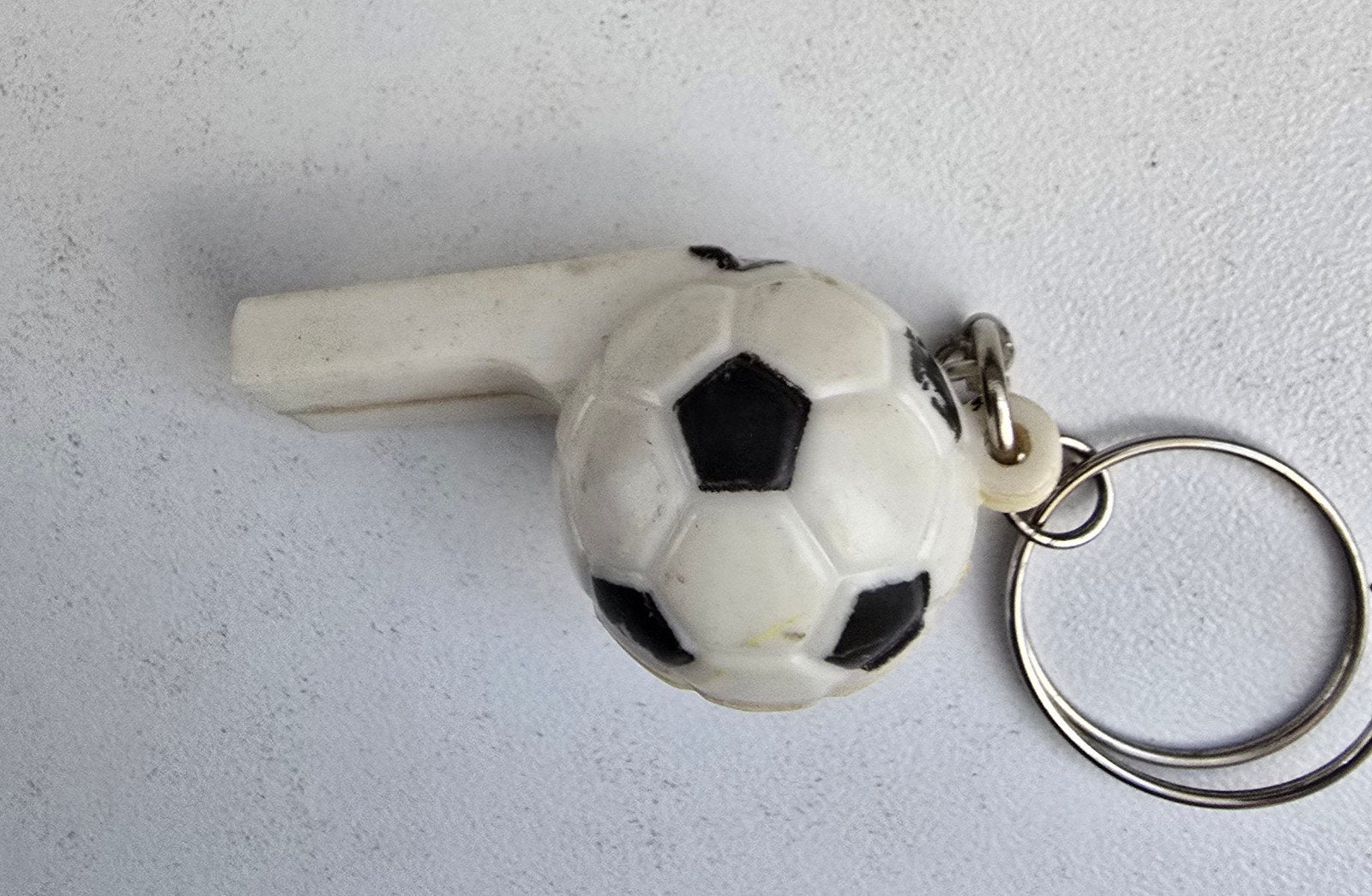 Sleutelhanger mini voetbal met fluitje, Ophalen of Verzenden, Gebruikt, Sport