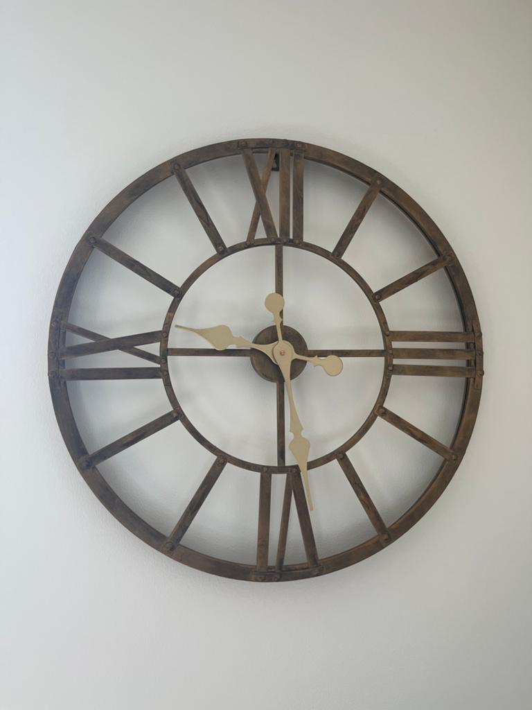 Grote metalen wandklok 50cm - Industrieel design, Ophalen of Verzenden, Zo goed als nieuw, Analoog, Wandklok