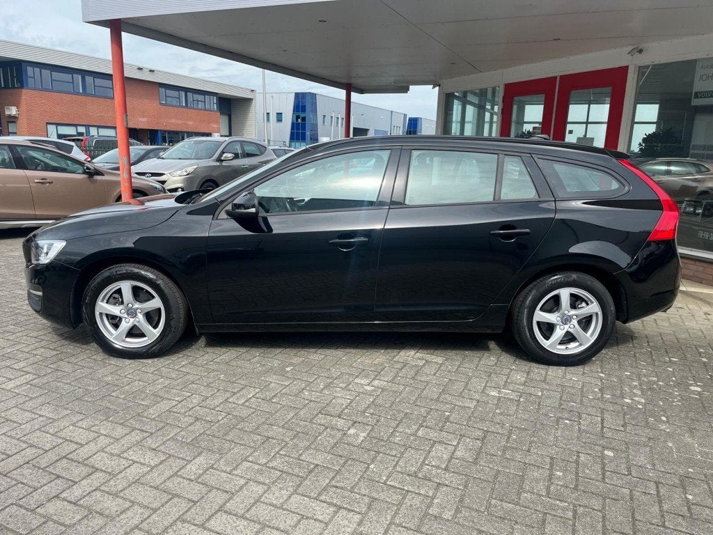 Volvo V60 2.0 T3 152PK Momentum PDC/BLUETOOTH/NAVI, Auto's, Gebruikt, Euro 6, 4 cilinders, 1969 cc