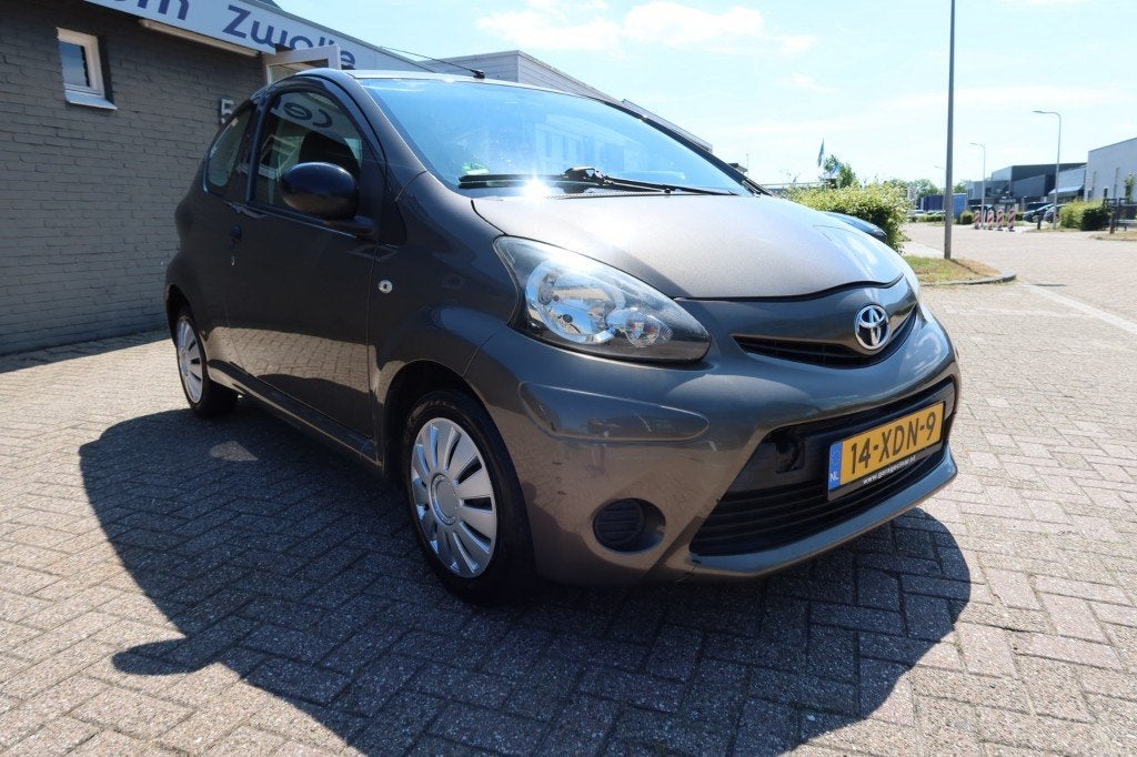 Toyota AYGO 1.0 VVT-I ACCESS, Auto's, Toyota, Euro 5, Bruin, 4 stoelen, Bedrijf