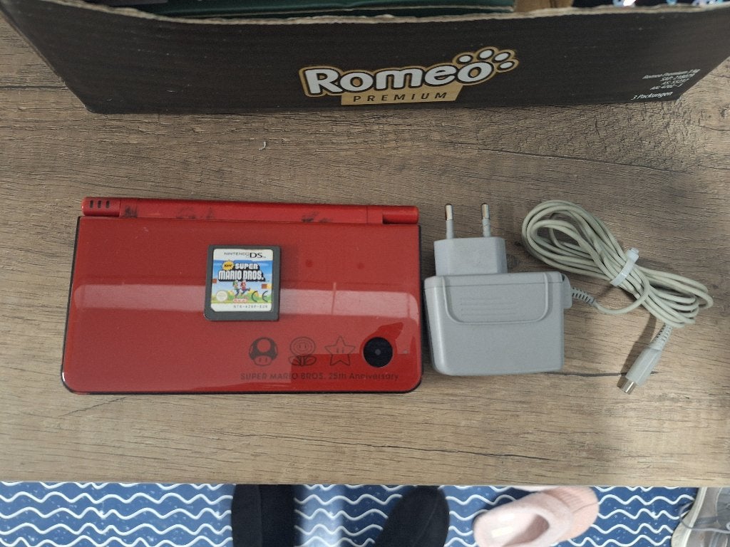 Oude Nintendo DSi XL 25th anniversary edition + Super Mario, Ophalen of Verzenden, Gebruikt, Rood