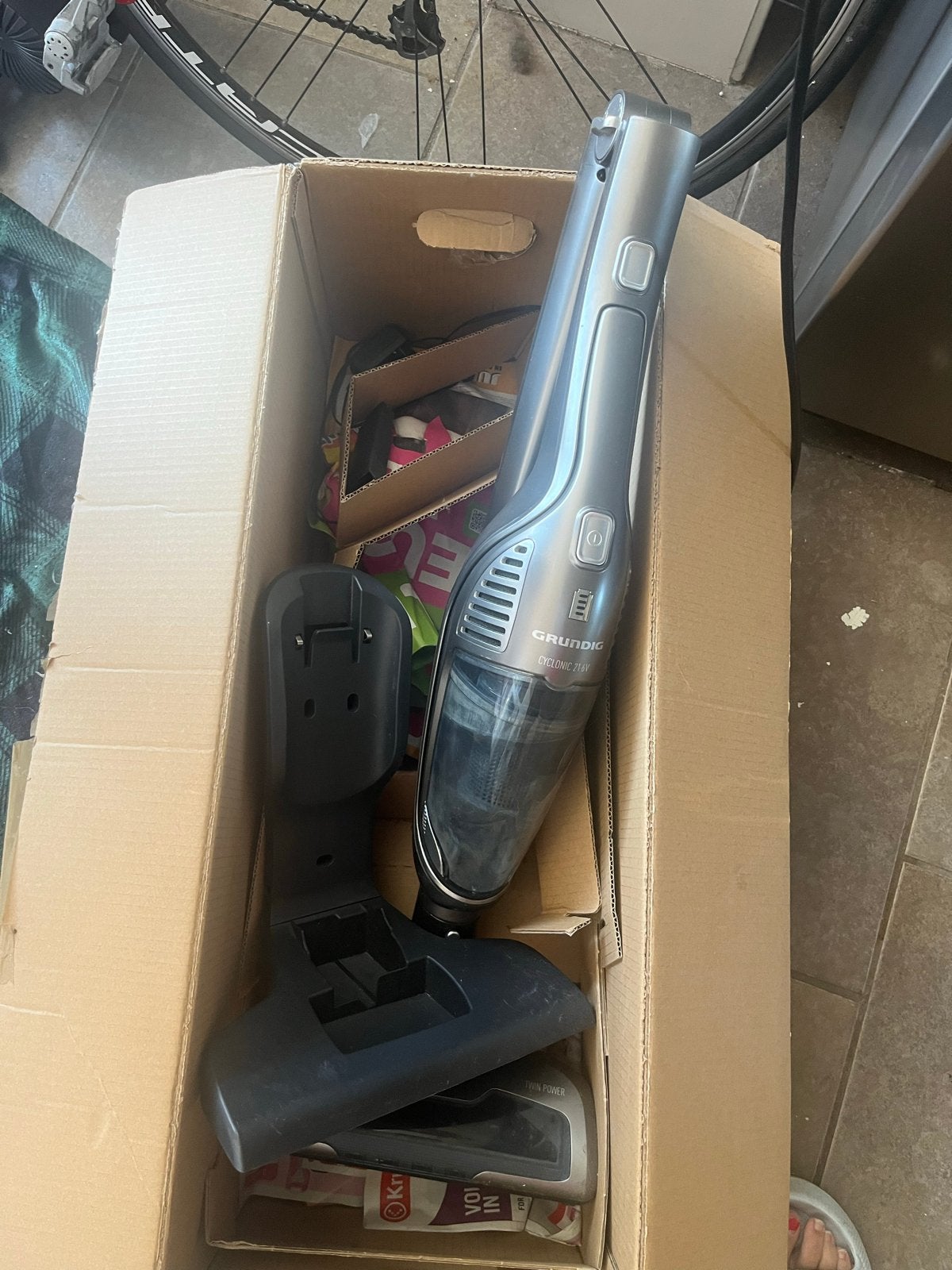 Grundig Steelstofzuiger - Wieltje afgebroken, werkt nog, Witgoed en Apparatuur, Overige merken, Gebruikt, Draadloos, Ophalen of Verzenden