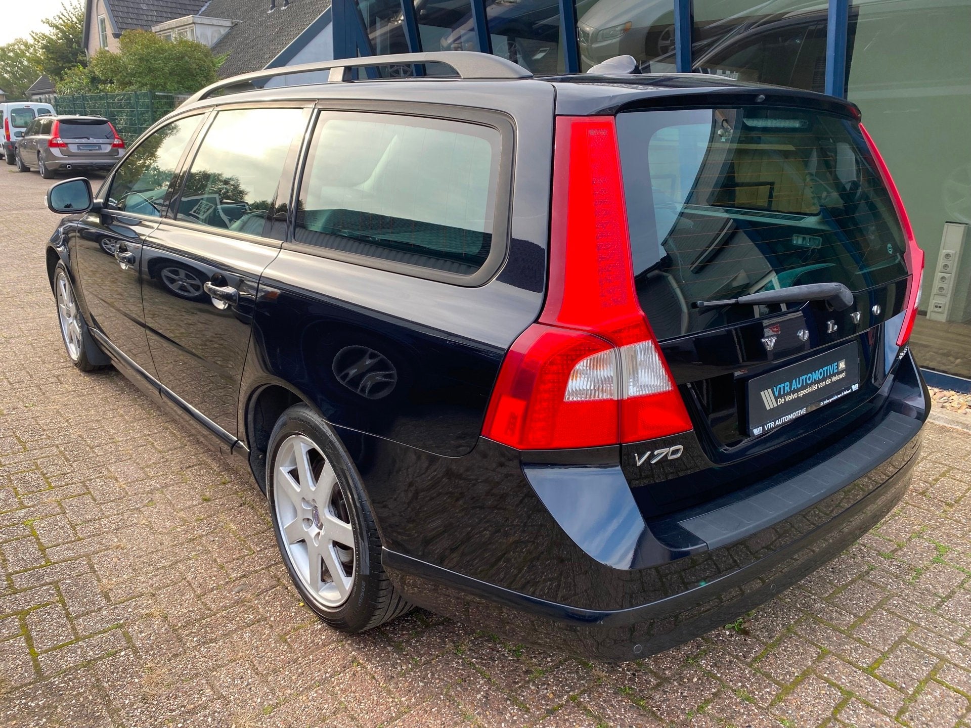 Volvo V70 2.5FT Momentum Automaat H.LEER / XENON / Youngtime, Dealer onderhouden, Gebruikt, Zwart, Leder en Stof