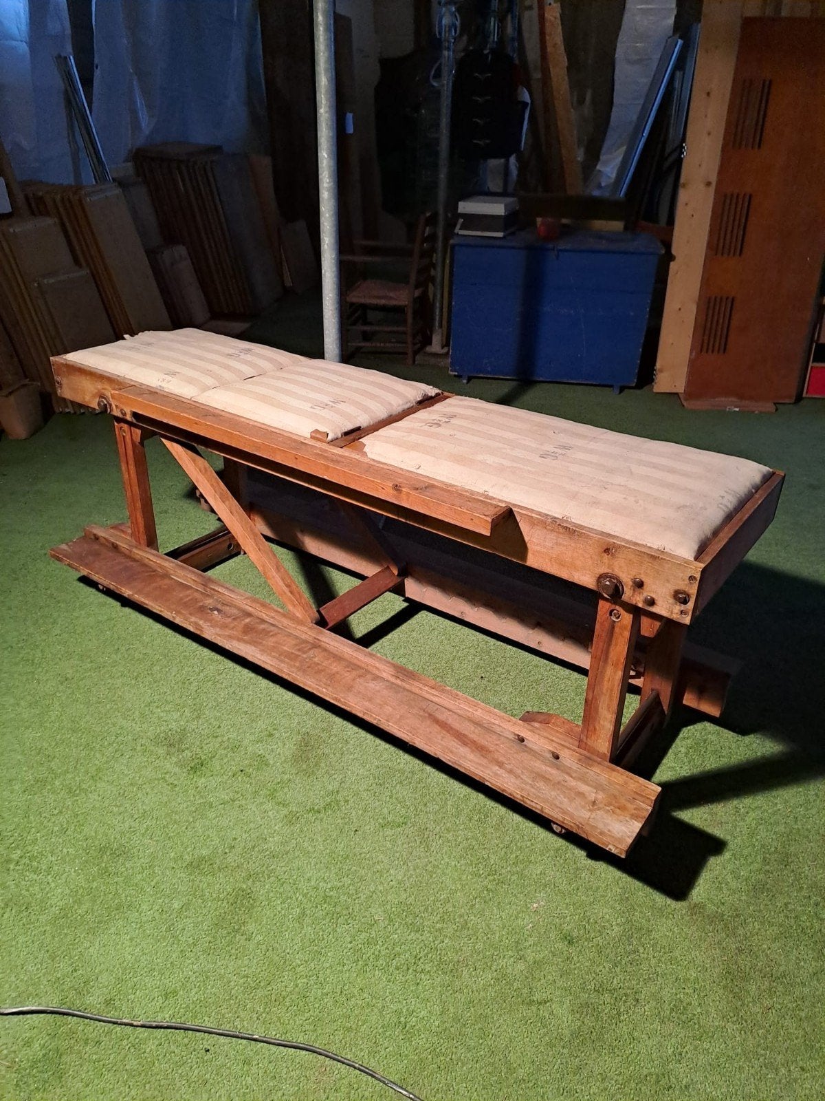 Antieke houten behandeltafel / massagebank, Ophalen