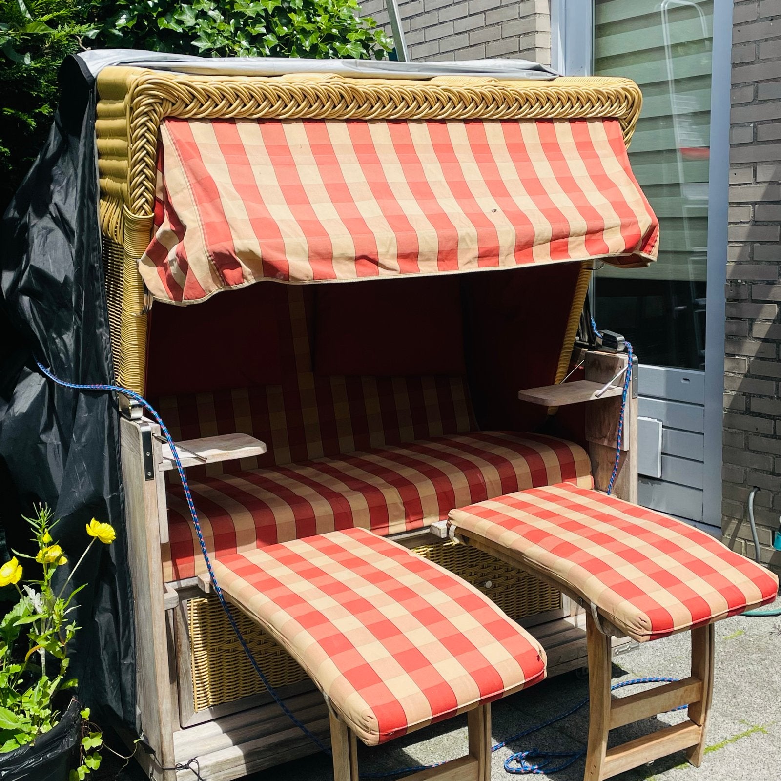 Strandkorf met rood-wit gestreepte kussens, Tuin en Terras, Ophalen of Verzenden, Gebruikt, Wicker