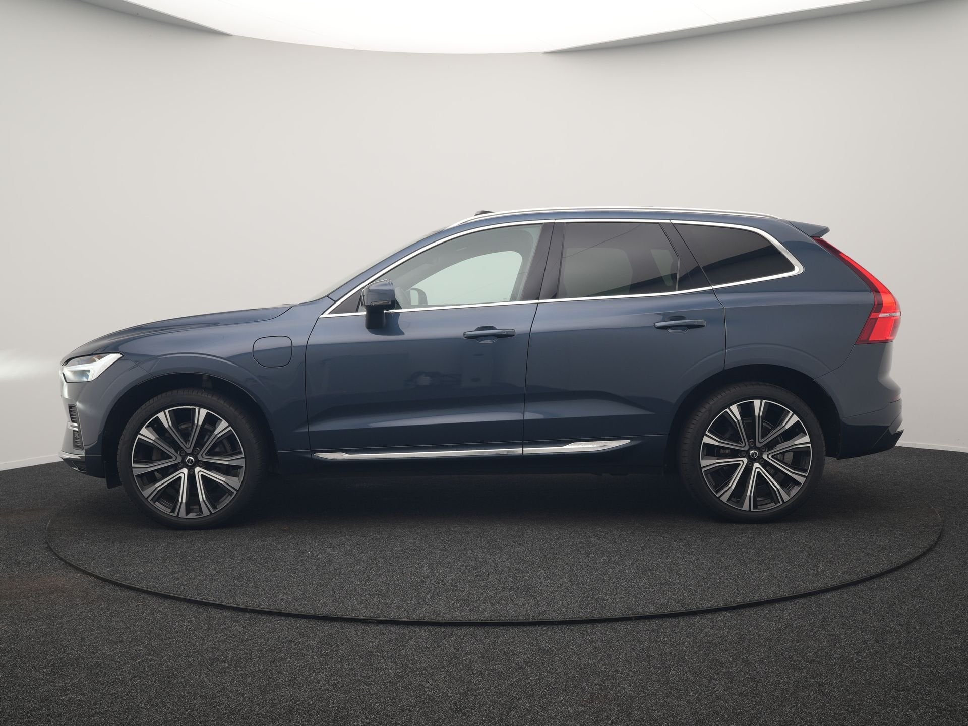 Volvo XC60 T6 AWD Plus Bright PHEV 350pk LONG RANGE Dealer O, Automaat, Stof, Gebruikt, 2063 kg