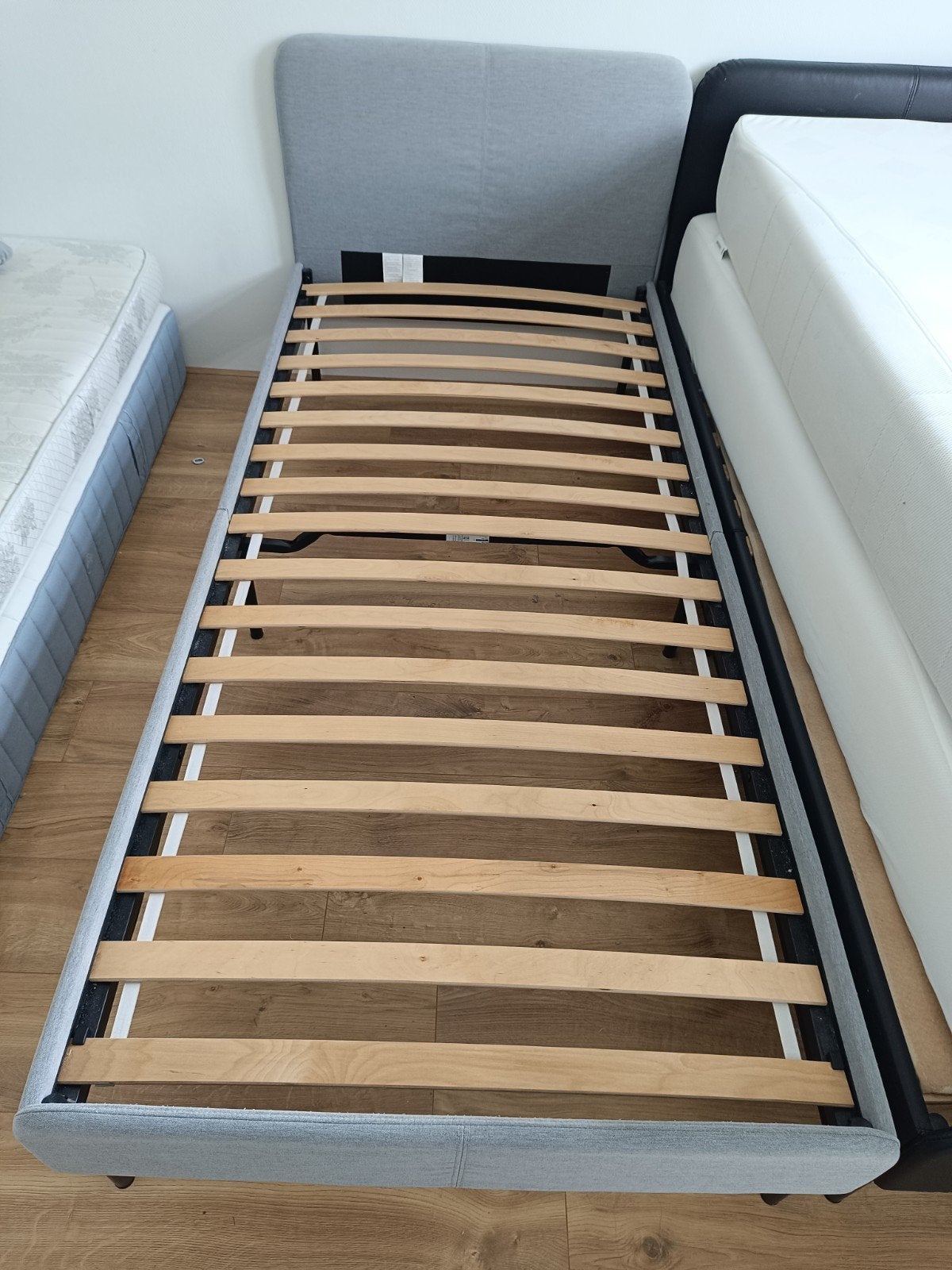 Ikea Slattum bedframe 200x90cm grijs, 90 cm, Eenpersoons, Ophalen of Verzenden, Zo goed als nieuw