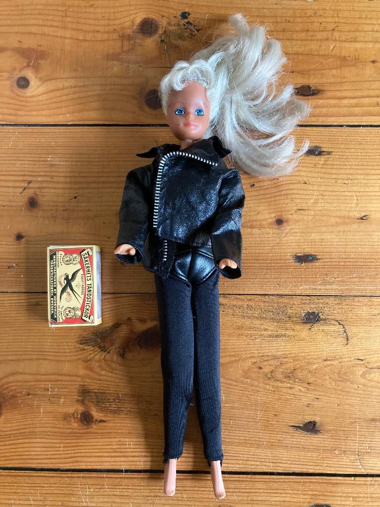 Olivia Newton-John Grease barbie pop in zwart leren outfit, Ophalen of Verzenden, Zo goed als nieuw, Pop