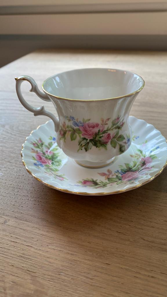 Royal Albert Moss Rose Kop en Schotel - Vintage Porselein, Antiek en Kunst, Ophalen of Verzenden