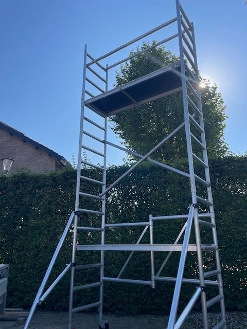 smalle aluminium rolsteiger in topstaat wh rond de 6 mtr, Doe-het-zelf en Verbouw, Ophalen, Zo goed als nieuw, Rolsteiger of Kamersteiger