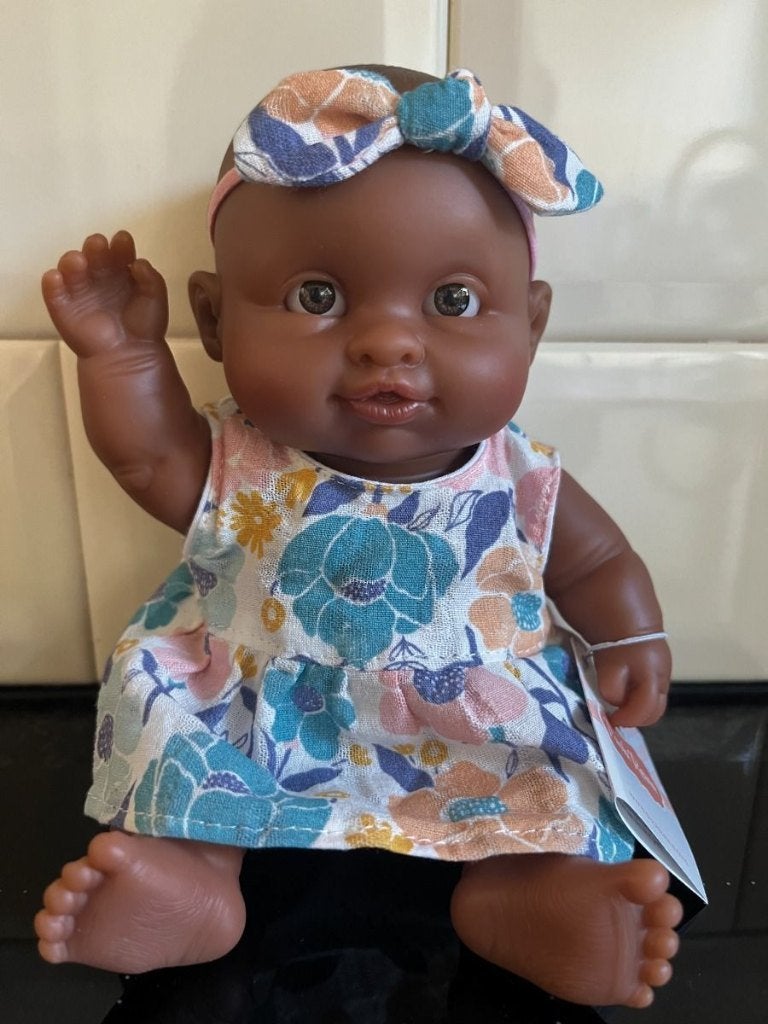 Paola Reina puppegie donker meisje bloemetjesjurk 21cm, Nieuw, Ophalen of Verzenden, Babypop, Info@bezigebijtjezzz.nl