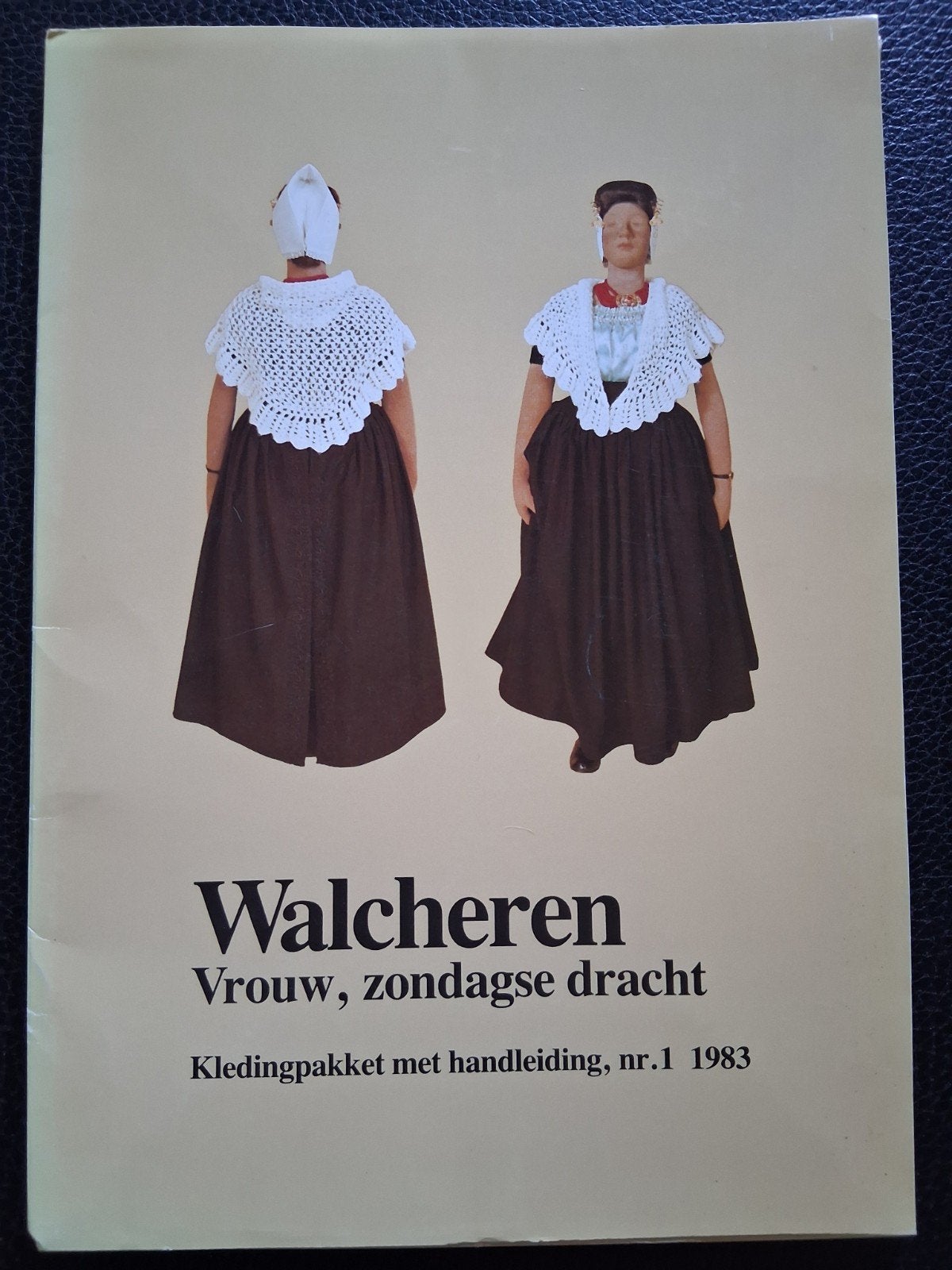 Walcheren Vrouw, zondagse dracht - Kledingpakket, Boeken, Ophalen of Verzenden, Gelezen, Vereniging 'Vrienden van het Nederlands Openluchtmuseum'