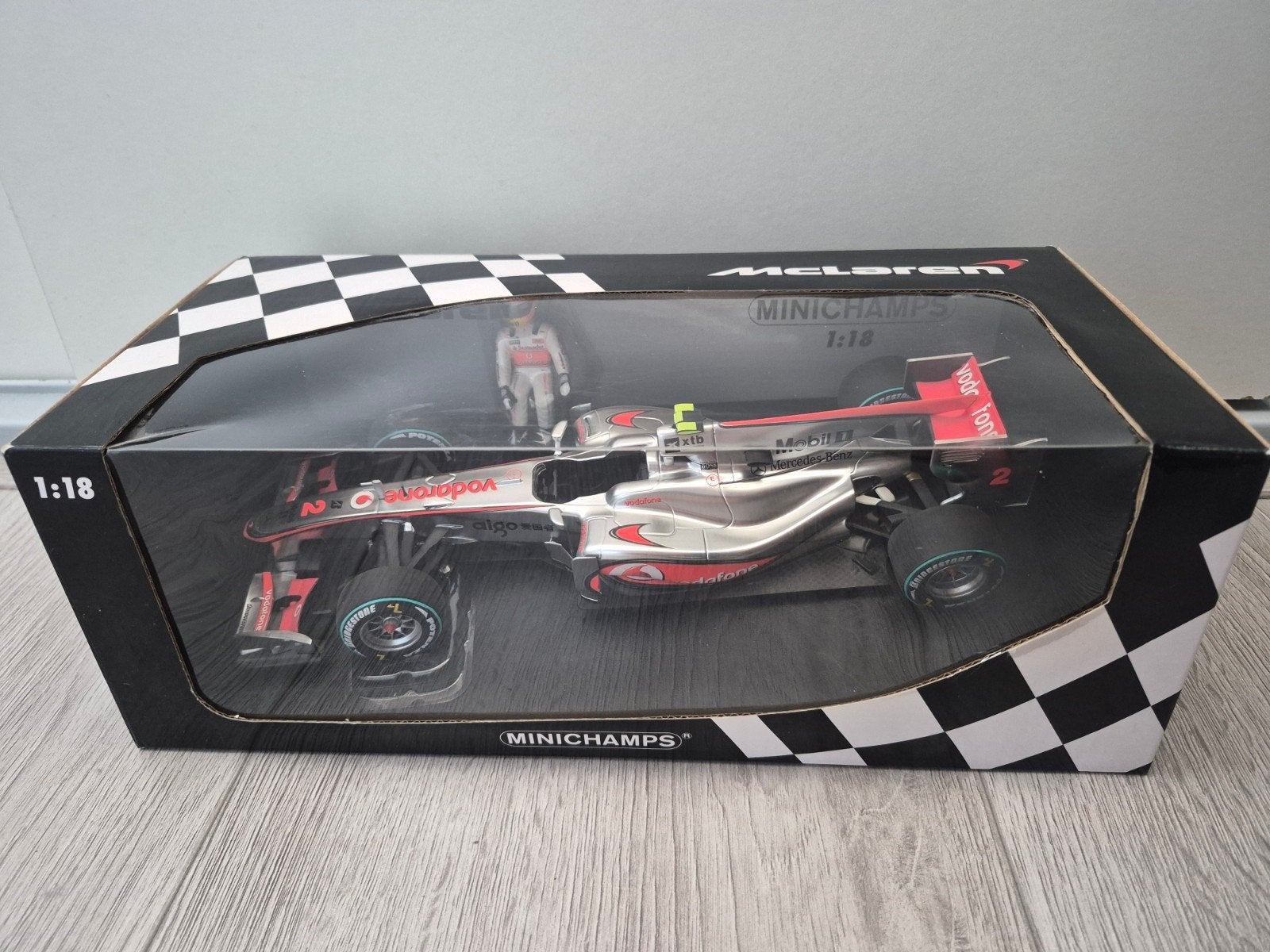 Minichamps Vodafone McLaren Mercedes MP4-25 L. Hamilton, Hobby en Vrije tijd, Modelauto's | 1:18, Zo goed als nieuw, MiniChamps