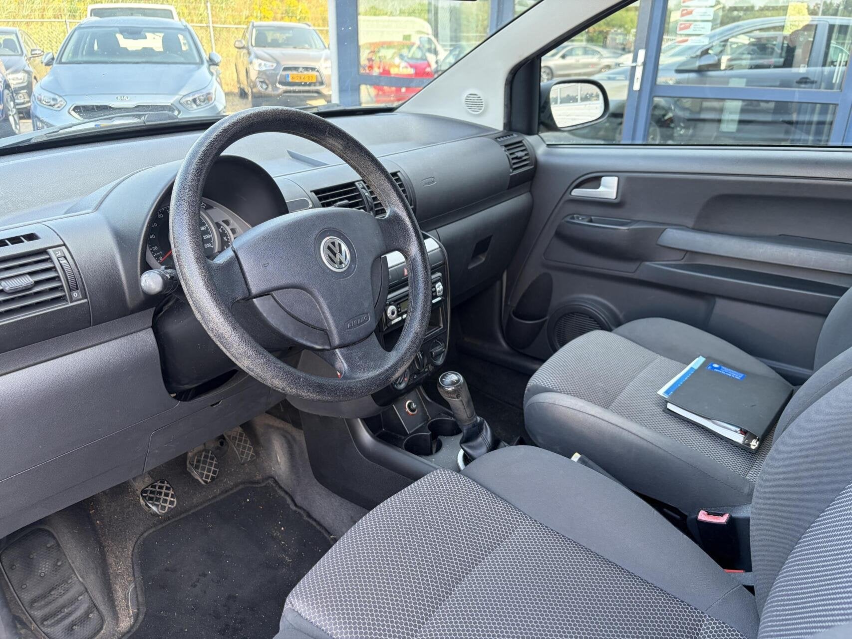 Volkswagen Fox 1.2 Trendline APK t/m 3-2027, Auto's, Voorwielaandrijving, Zwart, 4 stoelen, 1198 cc