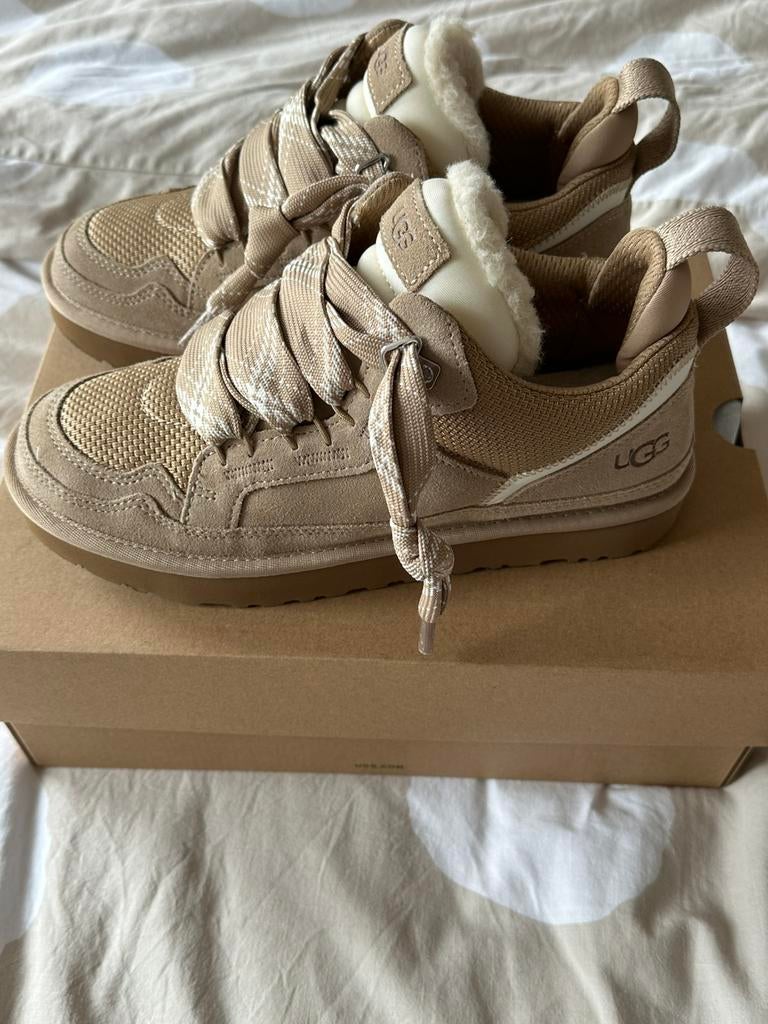 Lowmel - Sneakers met bont - Beige - UGG- 39, Ophalen of Verzenden, Zo goed als nieuw, Beige, Sneakers of Gympen