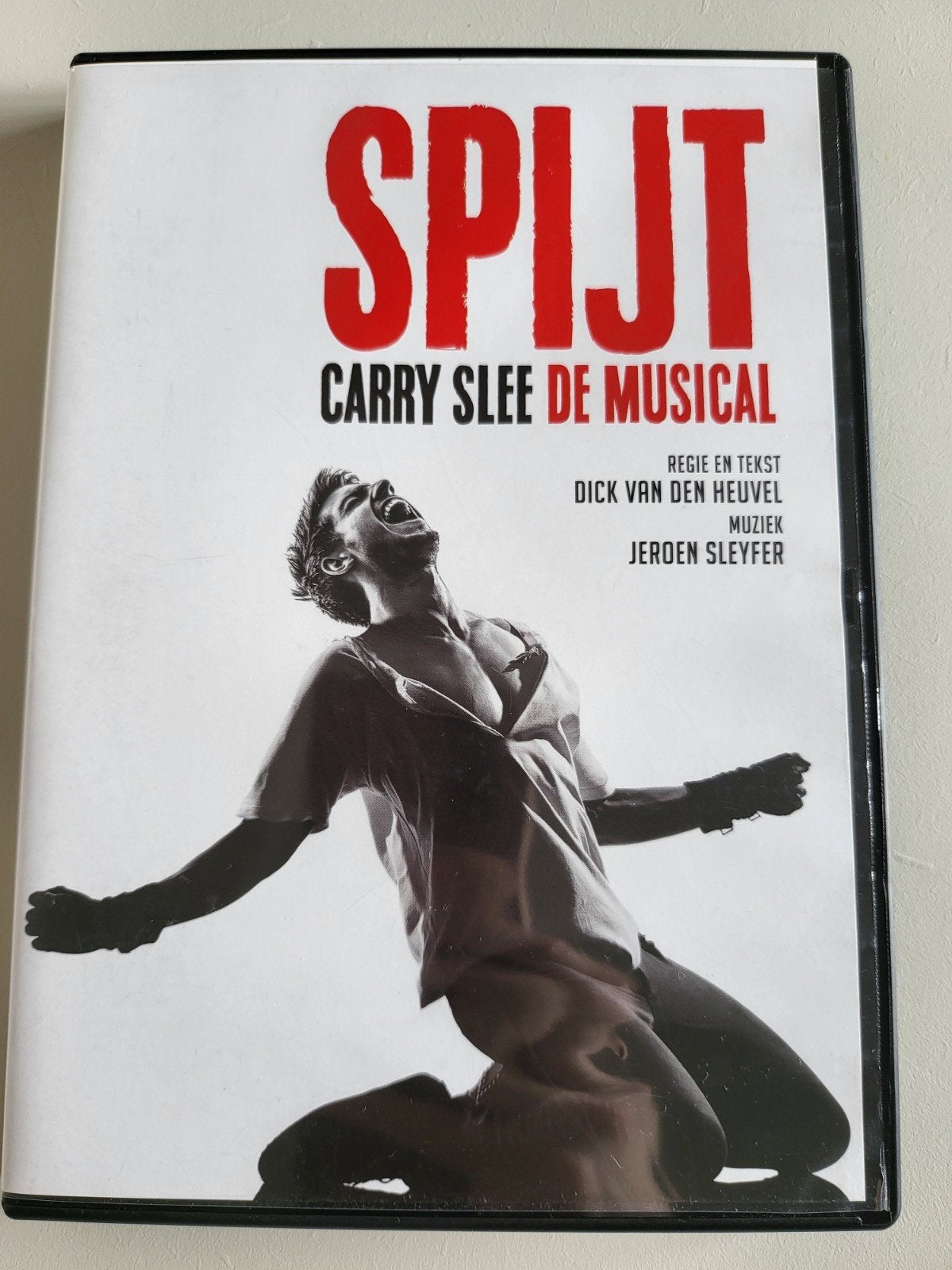 Dvd de musical spijt van Carry Slee, Stand-up of Theatershow, Alle leeftijden, Zo goed als nieuw, Ophalen of Verzenden