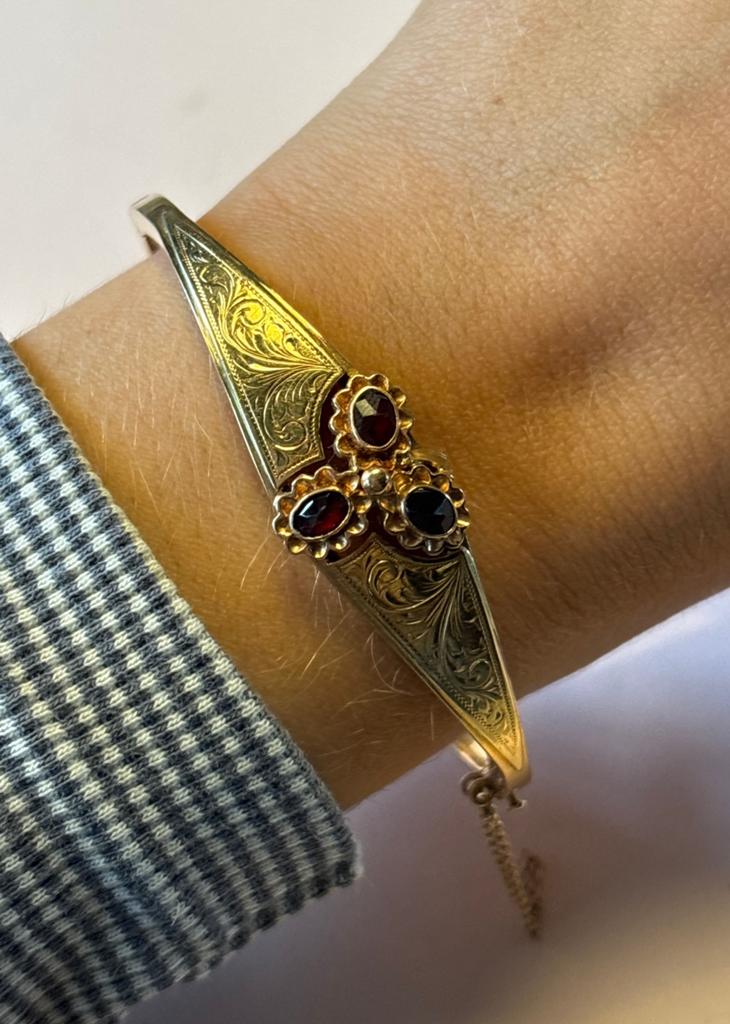 14 karaat gouden armband met granaat, Verzenden, Zo goed als nieuw, Met edelsteen, Goud