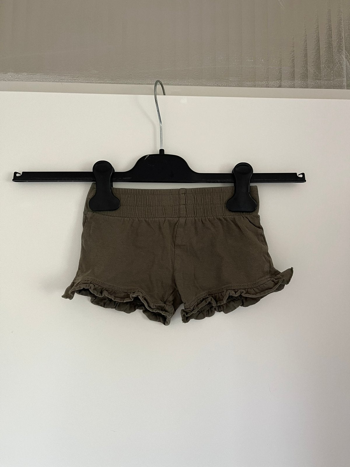 Donkergroene / khaki korte broek met elastiek, maat 92, Ophalen of Verzenden, Zo goed als nieuw, Meisje, Broek