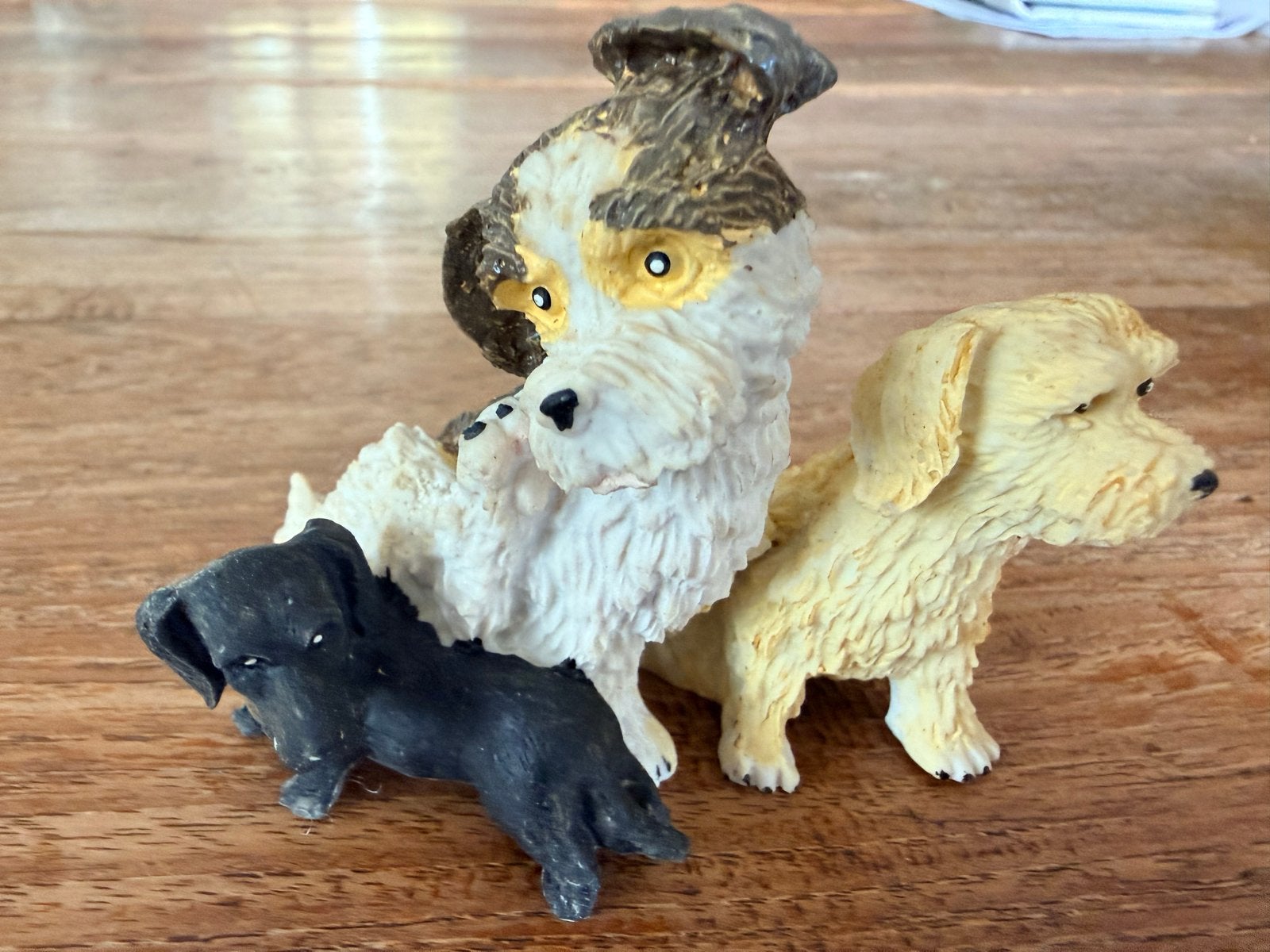 Honden beeldje met 3 verschillende honden oa een teckel, Ophalen of Verzenden, Gebruikt, Hond of Kat, Beeldje of Figuurtje