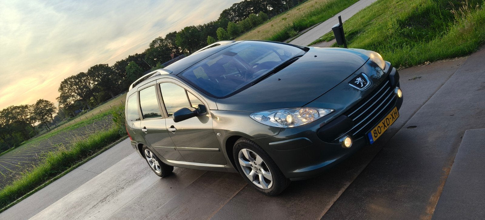 Peugeot 307SW premium 1.6benzine 7zits 15-04-27 apk, Voorwielaandrijving, Stof, Zwart, 715 kg