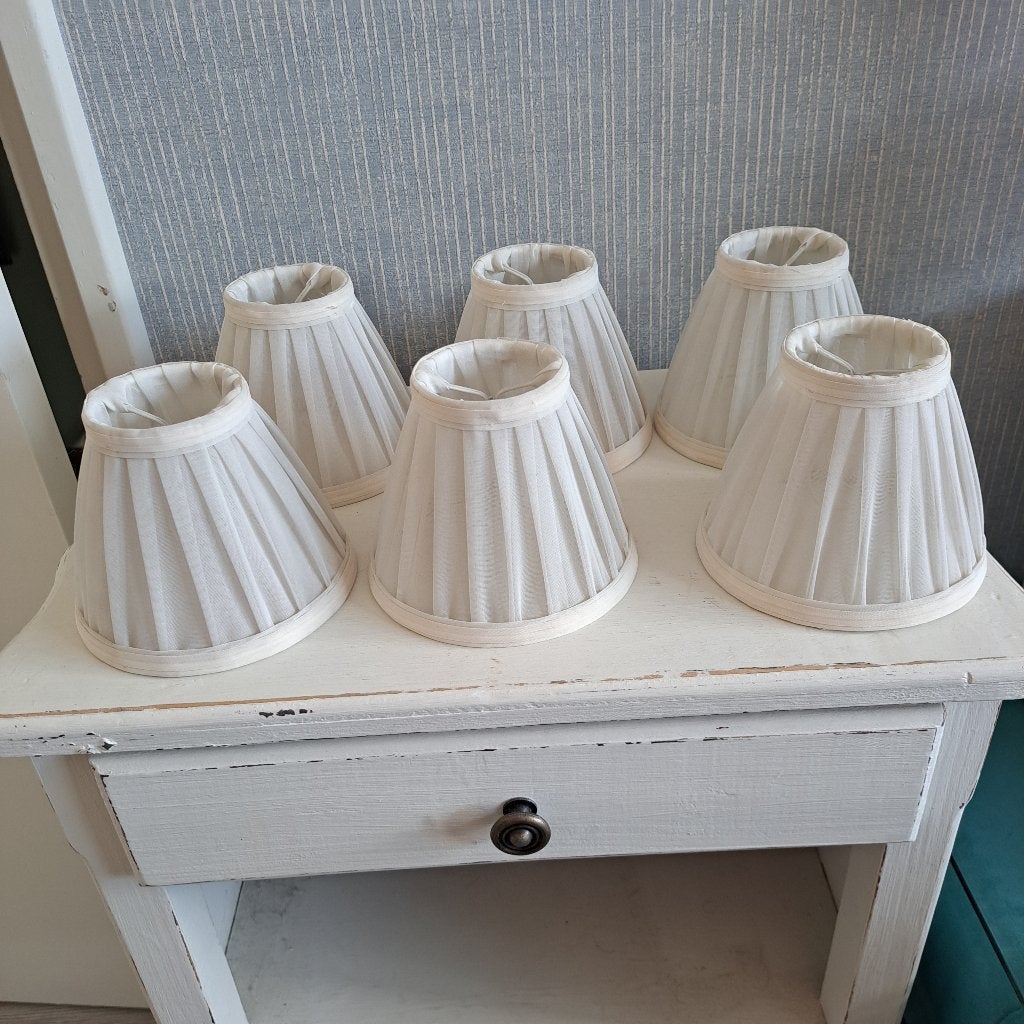 Wit metalen brocante, vintage, hanglamp met 6 kapjes., Ophalen