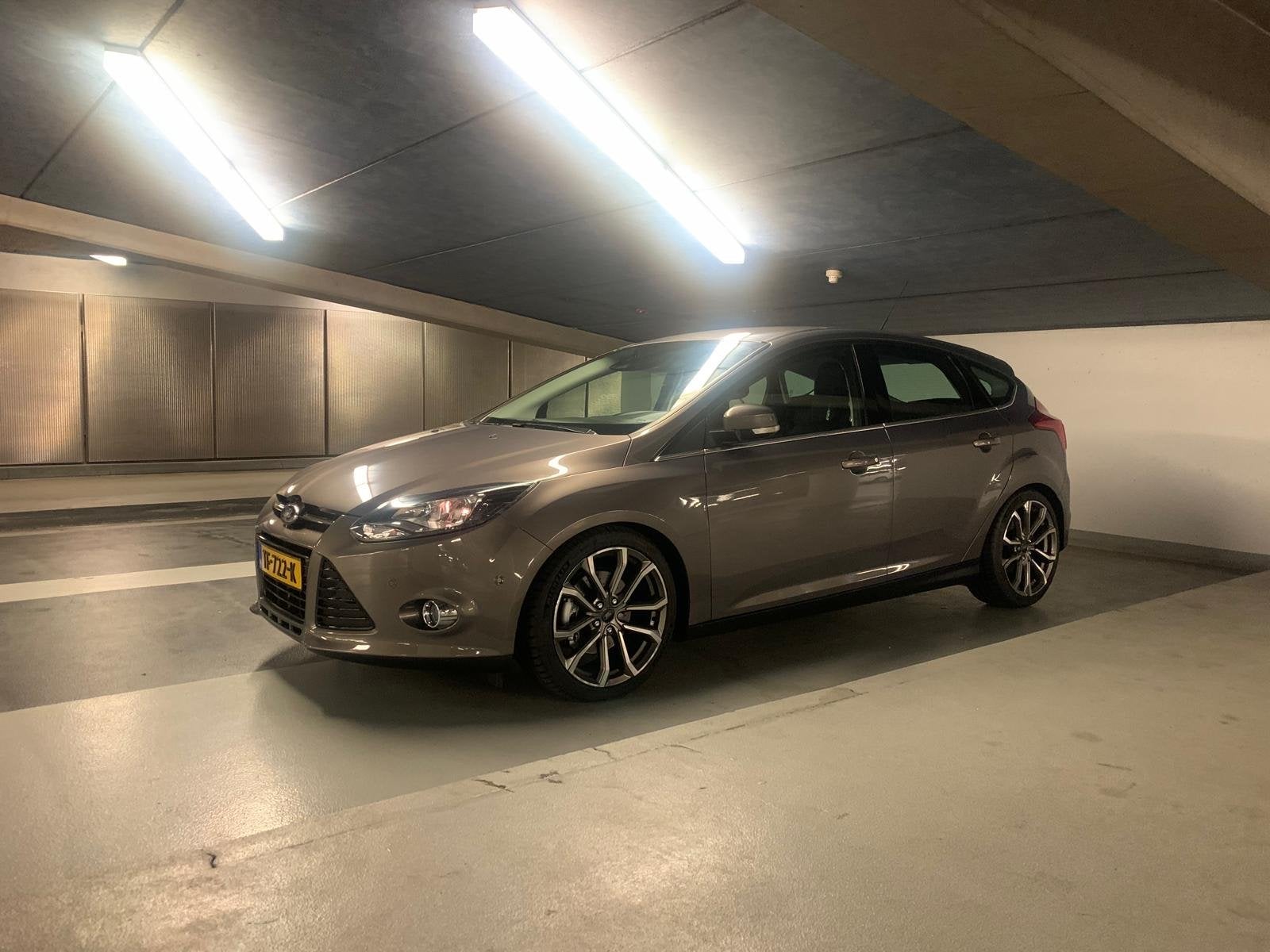Ford Focus 1.6 Ecoboost 110KW 5-D 2011 Bruin - APK 18-07-27, 1596 cc, Stof, Navigatiesysteem, Zwart