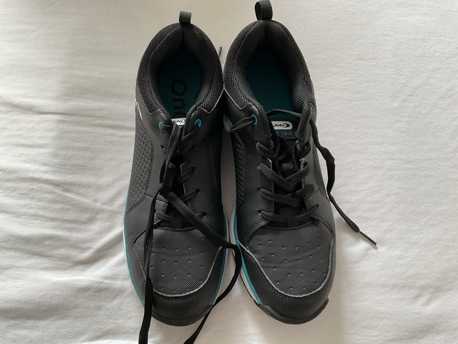 Dita hockeyschoenen kunstgras maat 41 met noppen, Sport en Fitness, Hockey, Ophalen of Verzenden, Zo goed als nieuw, Schoenen
