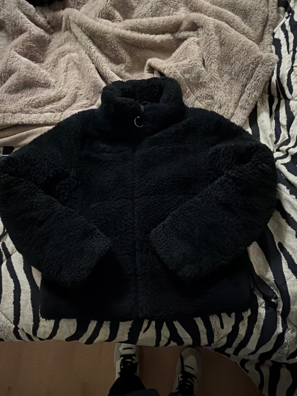 Zwarte fluffy jas -maat 128, Kleding | Dames, Ophalen of Verzenden, Zo goed als nieuw, Maat 38/40 (M), Zwart