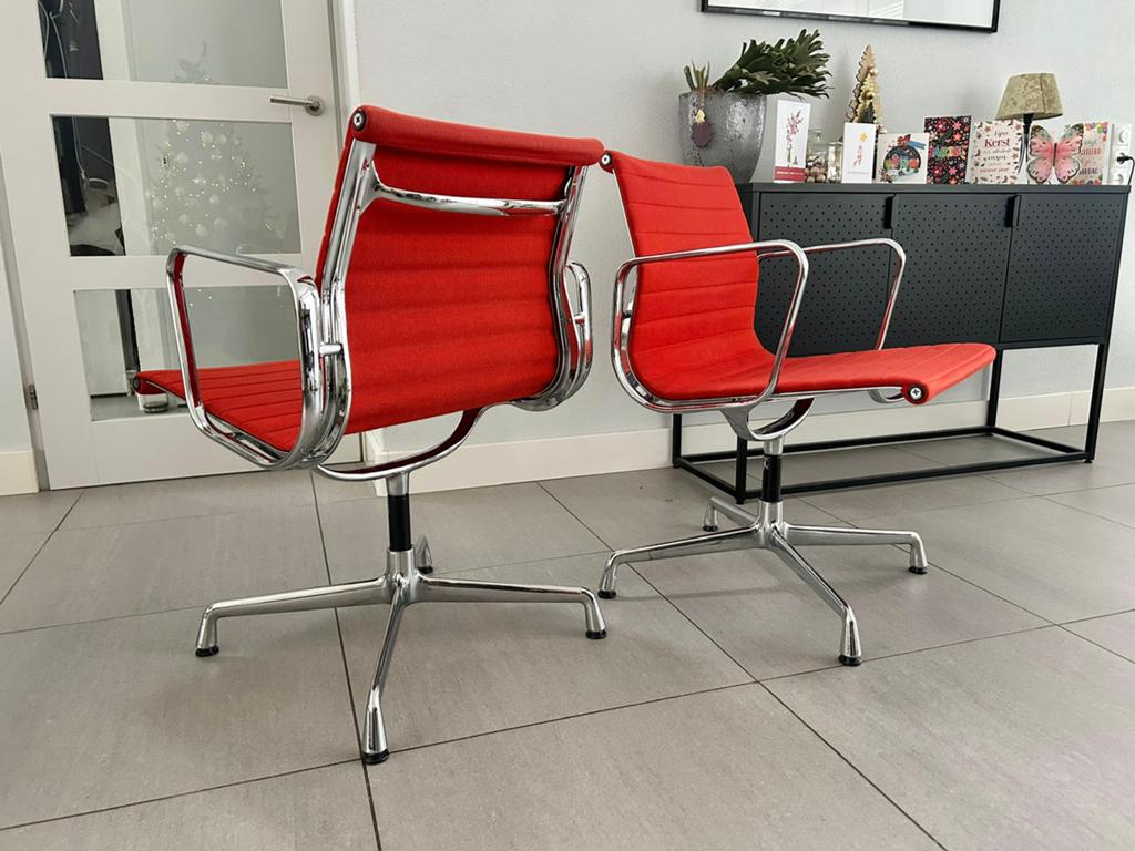 Vitra Eames ea108 stoel hopsak rood / chroom, Vitra, Ophalen of Verzenden, Zo goed als nieuw, Eén