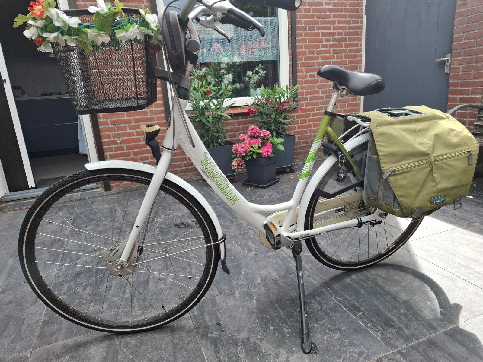 Gazelle damesfiets met mand en fietstassen, Ophalen